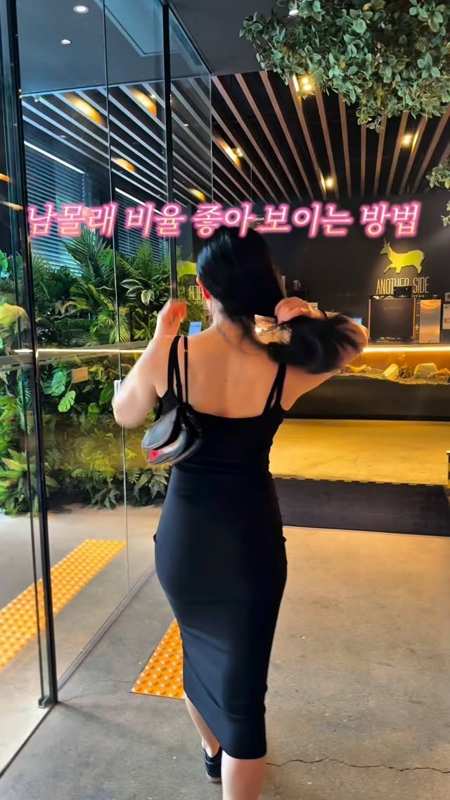 khye2i 게시물 이미지: 같은 옷인데도 핏이 달라 보이는 느낌🤍

신발에 쏙 넣기만 했는데
자연스럽게 비율이...