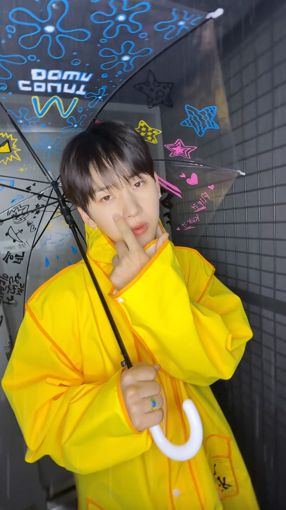 kickflip_jype 게시물 이미지: 난 그대 없이는 안돼요 ☂️

#계훈 #Kyehoon
#KickFlip #킥플립