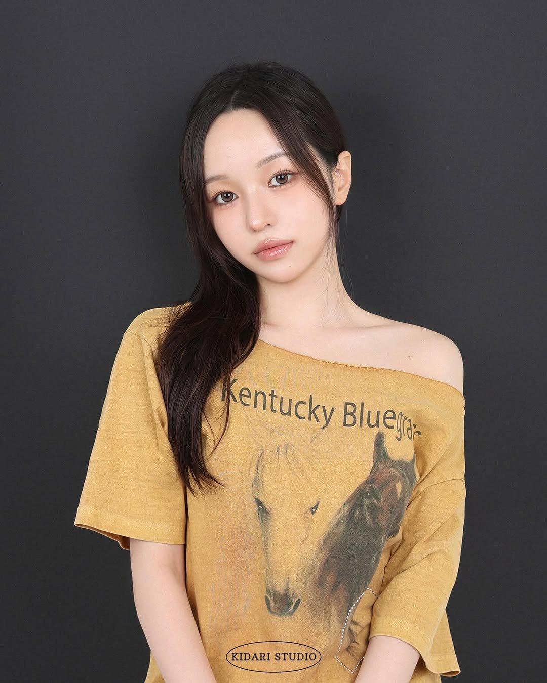 Photo by 키다리아저씨 사진관 | 증명사진 • 여권사진 • 프로필 on January 28, 2026. May be an image of one or more people, hair, top and text that says 'Kentucky Bluegrar KIDARISTUDIO KIDARI STUDIO'.