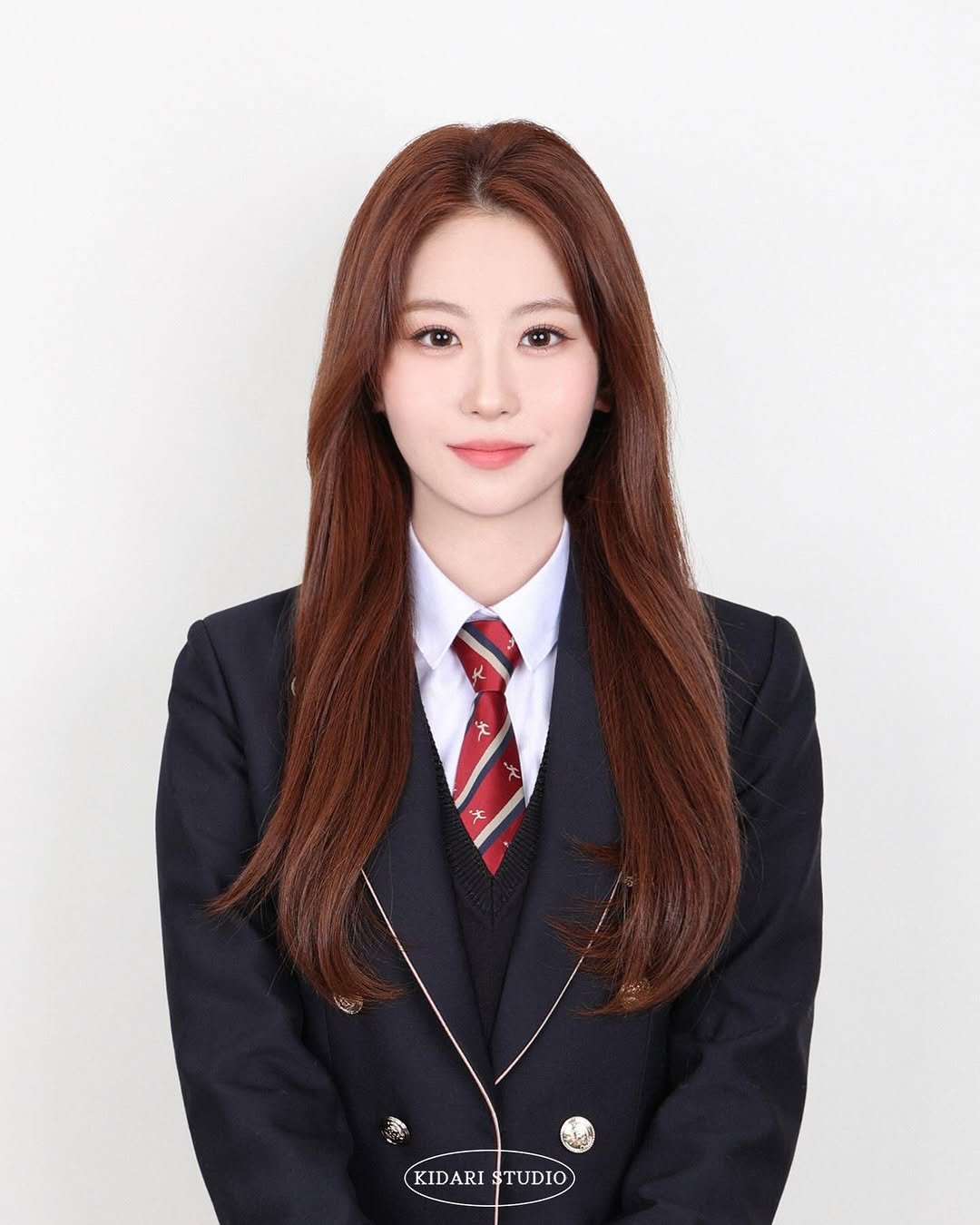 Photo by 키다리아저씨 사진관 | 증명사진 • 여권사진 • 프로필 on March 07, 2026. May be an image of one or more people, hair and text that says 'KIDARISTUDIO KIDARI STUDIO'.