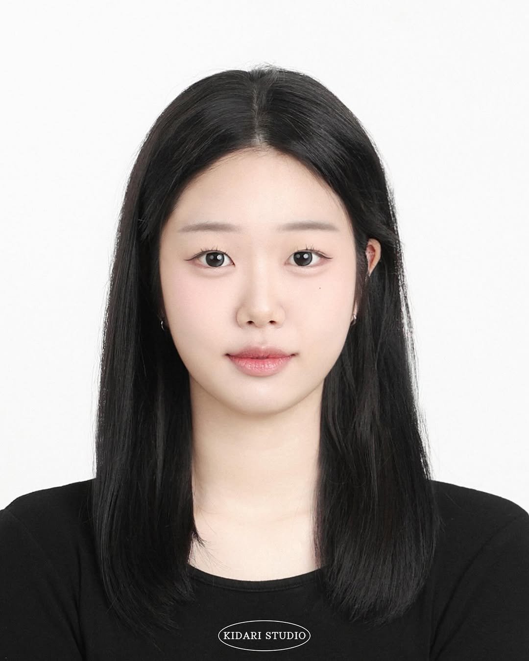 Photo by 키다리아저씨 사진관 | 증명사진 • 여권사진 • 프로필 on March 31, 2026. May be an image of one or more people, hair, makeup, top and text.