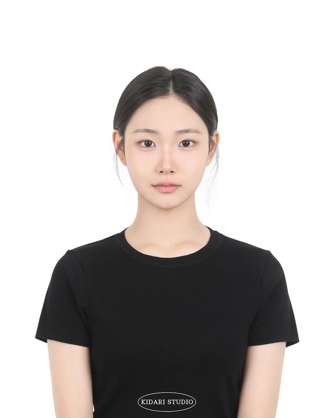 Photo by 키다리아저씨 사진관 | 증명사진 • 여권사진 • 프로필 on October 29, 2025. May be an image of top.