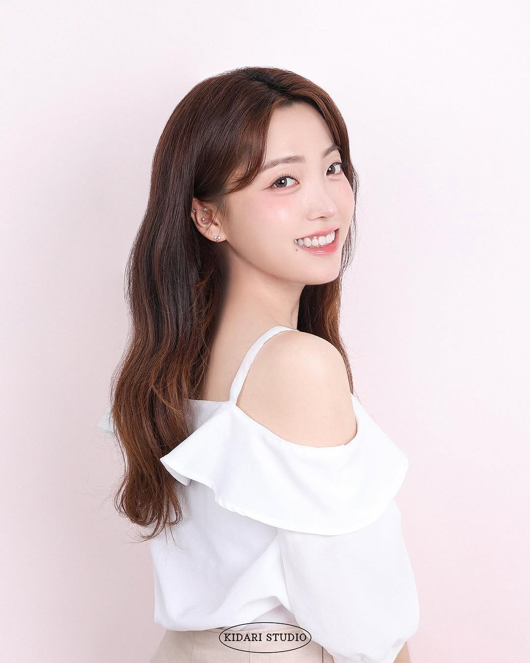 Photo by 키다리아저씨 사진관 | 증명사진 • 여권사진 • 프로필 on November 05, 2025. May be an image of one or more people, hair and top.