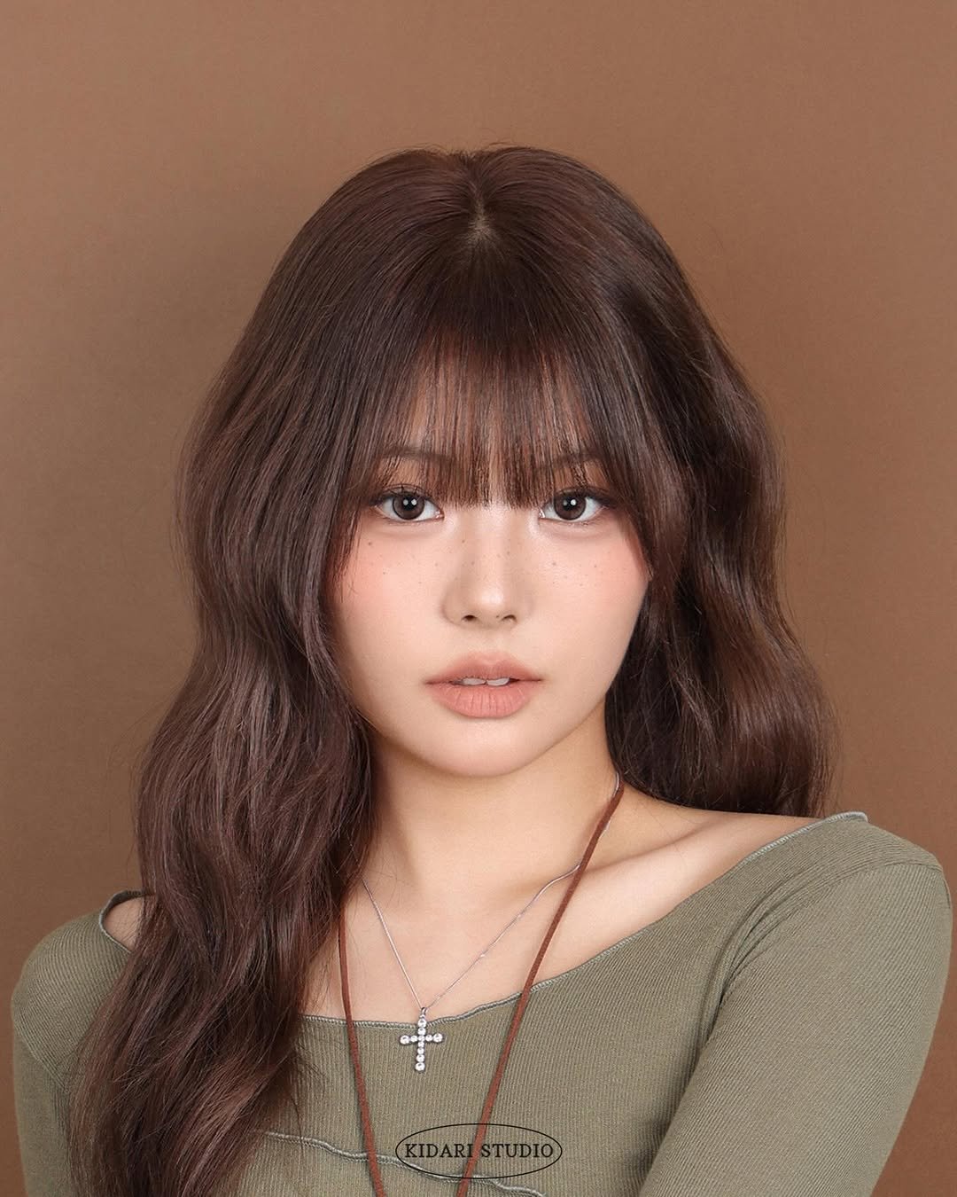 Photo by 키다리아저씨 사진관 | 증명사진 • 여권사진 • 프로필 on November 24, 2025. May be an image of one or more people, hair, makeup, necklace and text.