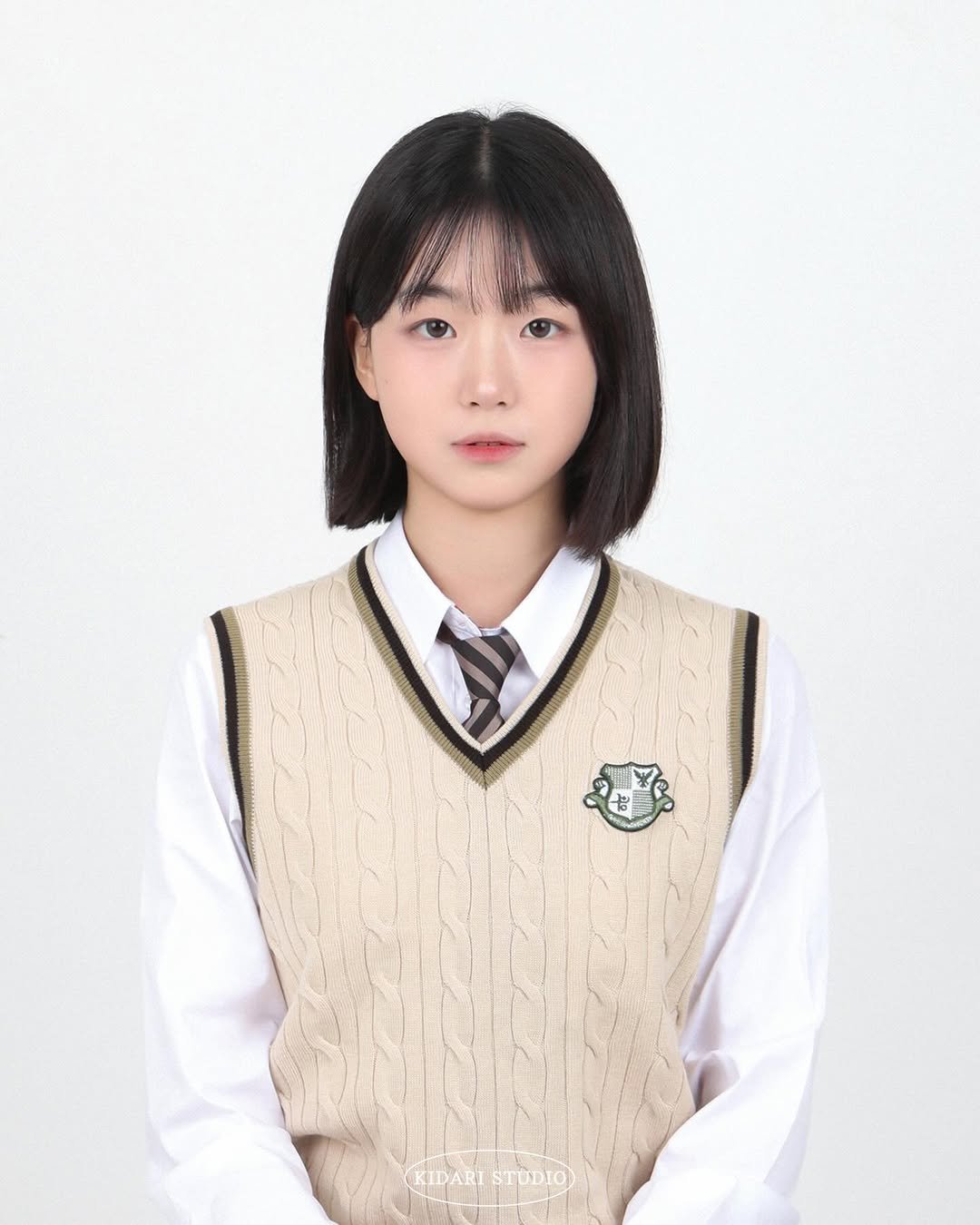 Photo by 키다리아저씨 사진관 | 증명사진 • 여권사진 • 프로필 on February 26, 2026. May be an image of one or more people, hair, top and text that says '老 KIDARI KIDARISTUDIO STUDIO'.