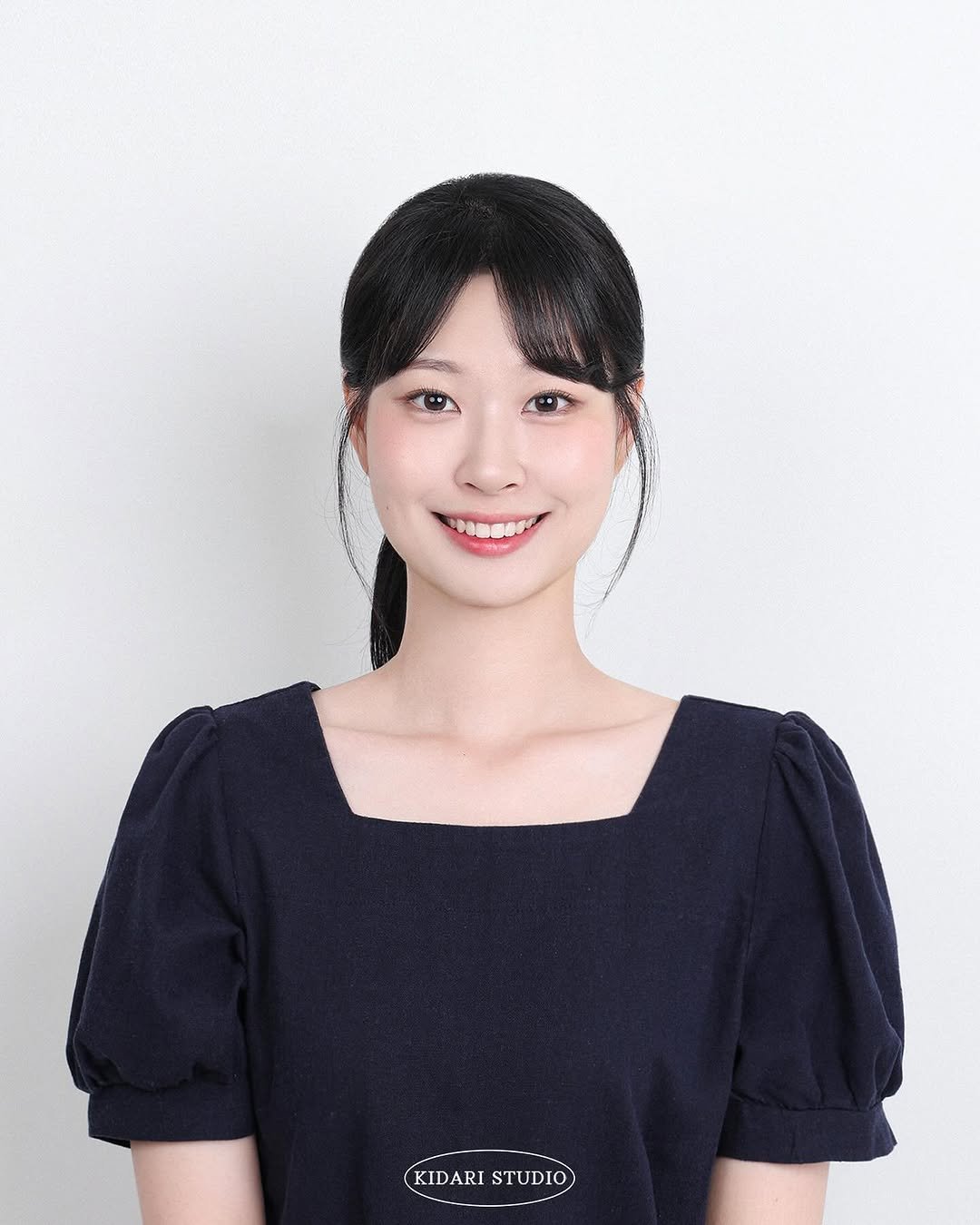 Photo by 키다리아저씨 사진관 | 증명사진 • 여권사진 • 프로필 on October 12, 2025. May be an image of top, dress and text that says 'KIDARISTUDIO KIDARISTUDIO KIDARI STUDIO'.