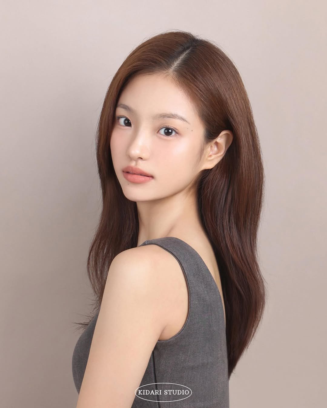 Photo by 키다리아저씨 사진관 | 증명사진 • 여권사진 • 프로필 on December 17, 2025. May be an image of one or more people, hair and makeup.