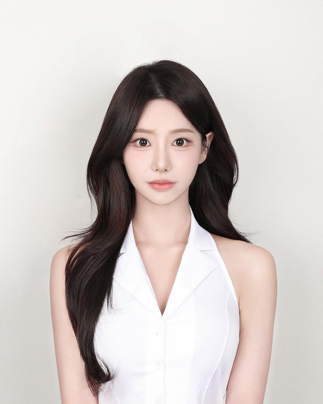 Photo by 키다리아저씨 사진관 | 증명사진 • 여권사진 • 프로필 on October 15, 2025. May be an image of one or more people, hair, makeup, top and text.