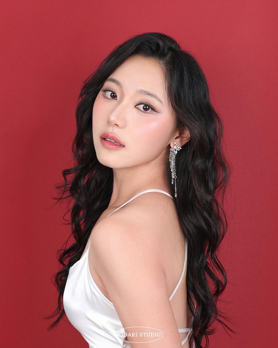 Photo by 키다리아저씨 사진관 | 증명사진 • 여권사진 • 프로필 on December 04, 2025. May be an image of one or more people, hair, makeup and text that says 'DARISTUDIO KID KIDARI STUDIO'.