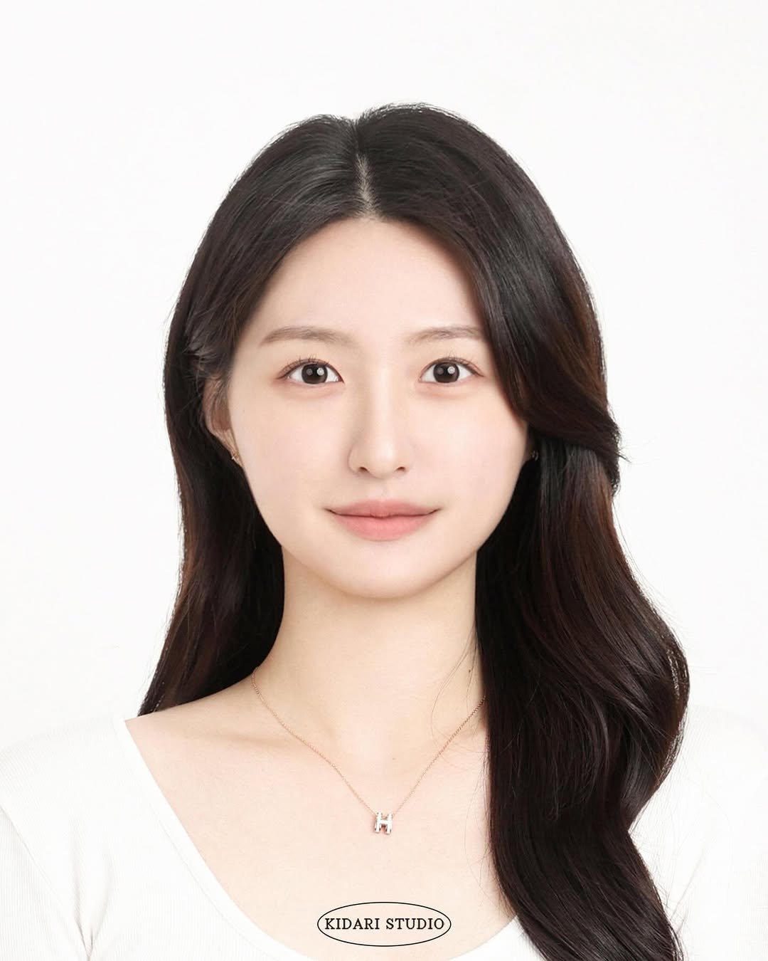 Photo by 키다리아저씨 사진관 | 증명사진 • 여권사진 • 프로필 on March 20, 2026. May be an image of necklace and text that says 'm'.