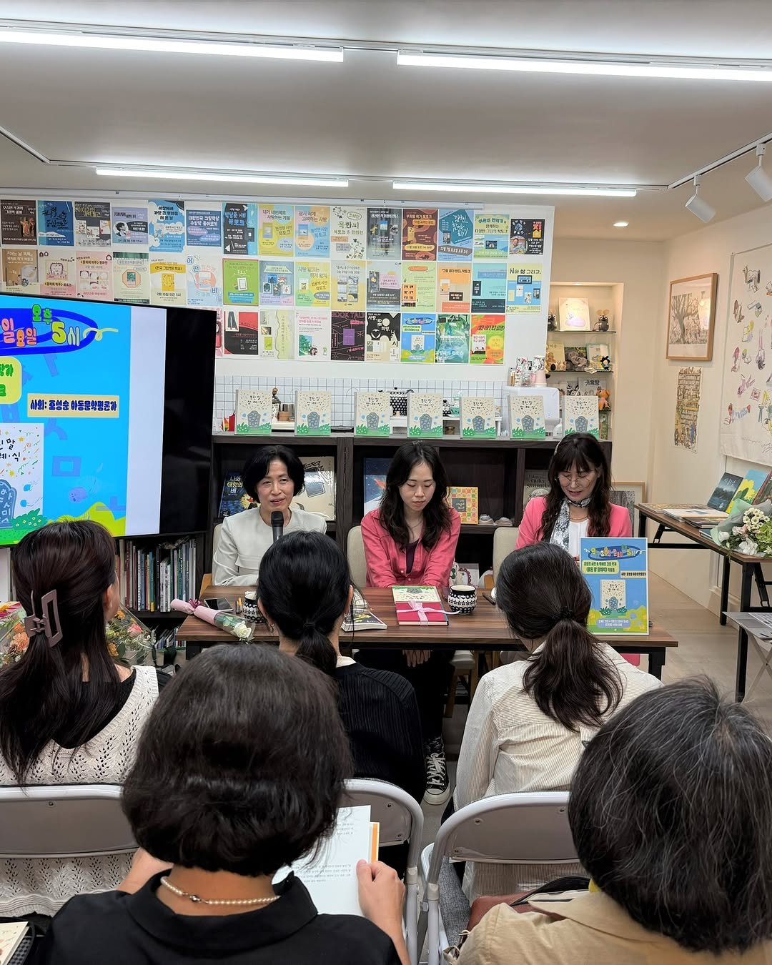 Photo by 문학동네어린이 on September 29, 2025. May be an image of 7 people, people studying, childrens toy, book and text.