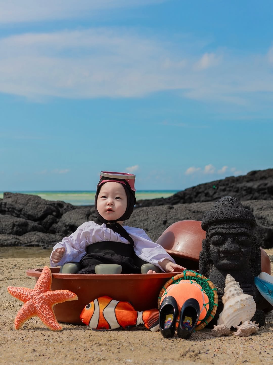 kiiimansu 게시물 이미지: 2️⃣0️⃣0️⃣일 기념으로 떠난 제주도에서🏖️아기해녀로 변신👶🏻 더워서 울고 잠깐...
