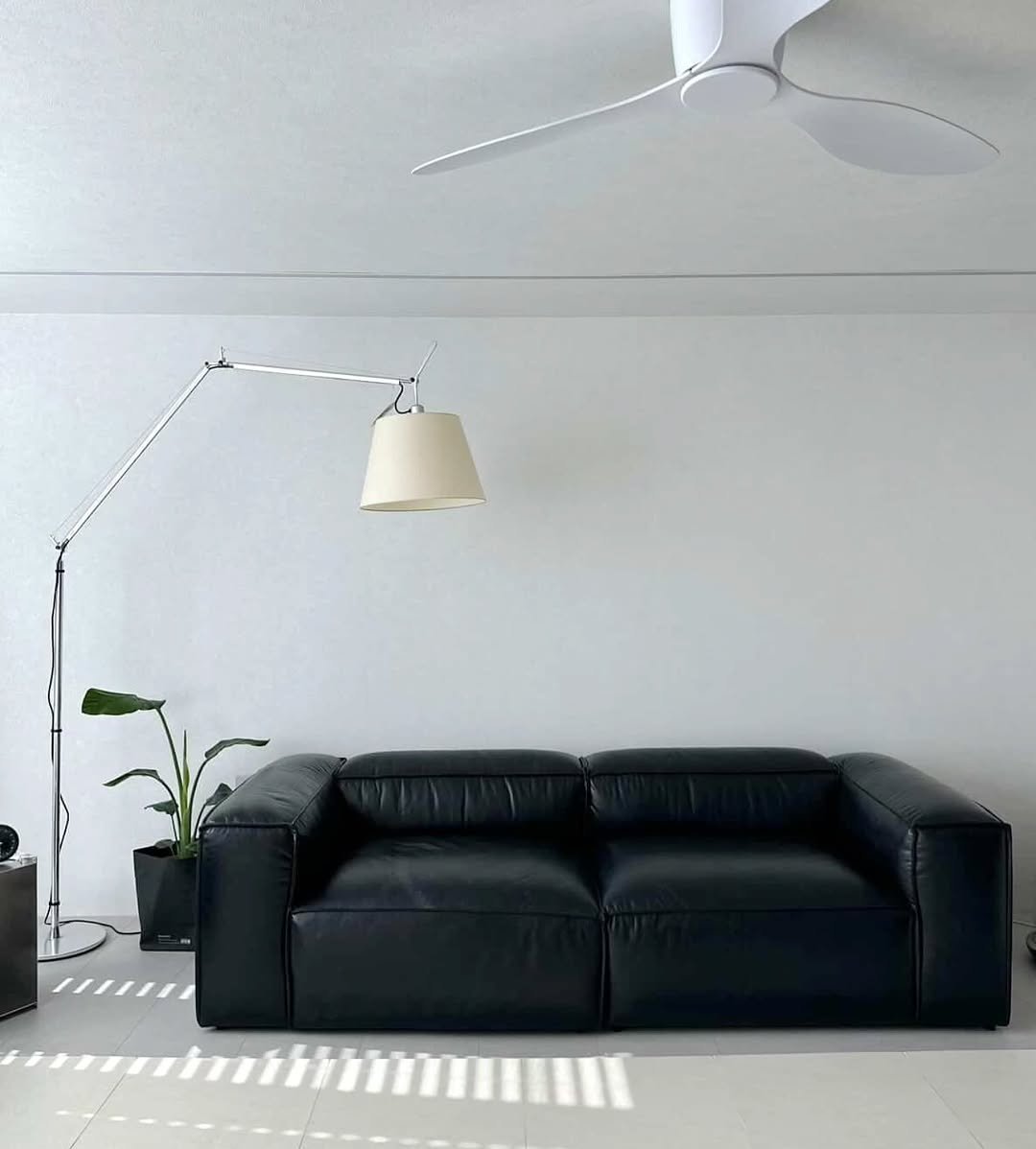 Photo by kikodesign on September 18, 2025. May be an image of chaise lounge, air conditioner, armchair, lamp, propeller, living room, indoors and text.