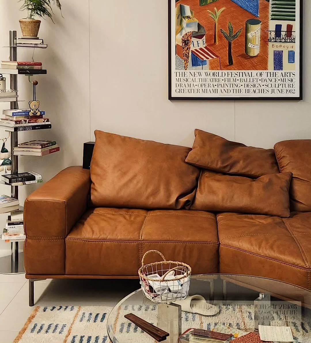 Photo by kikodesign on September 11, 2025. May be an image of sofa, armchair, indoors, living room and text.