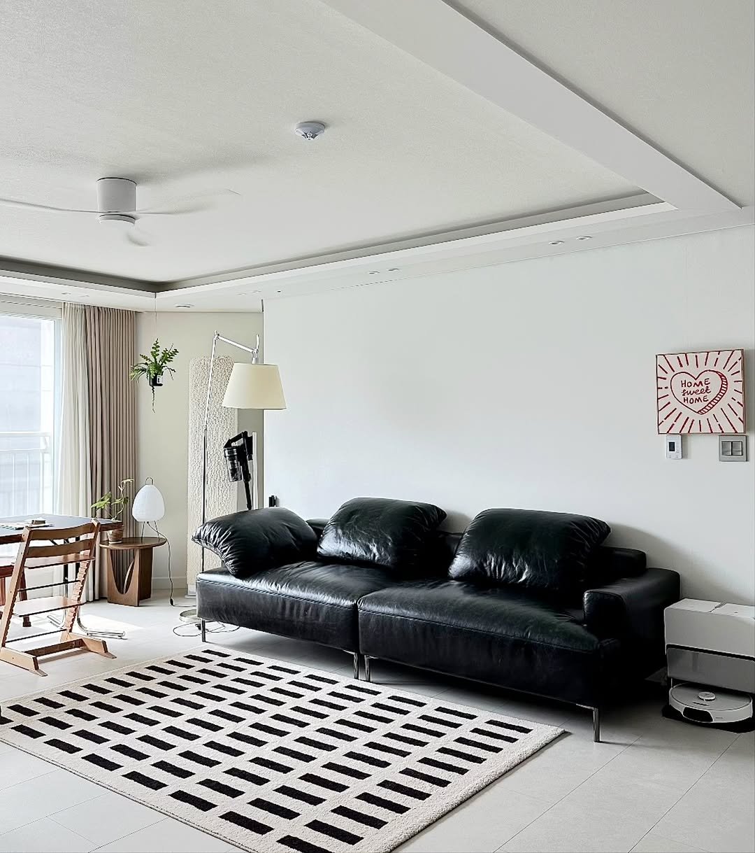 Photo by kikodesign on September 24, 2025. May be an image of chaise lounge, sofa, carpet, living room, indoors and text.
