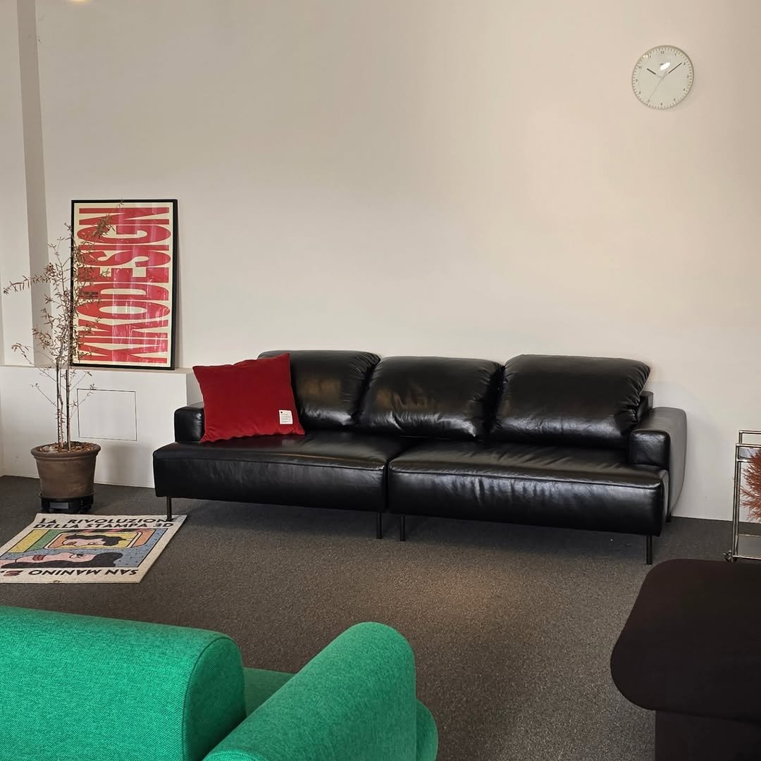 Photo by kikodesign on January 30, 2026. May be an image of armchair, futon, sofa, ottoman, indoors, living room, office and text.