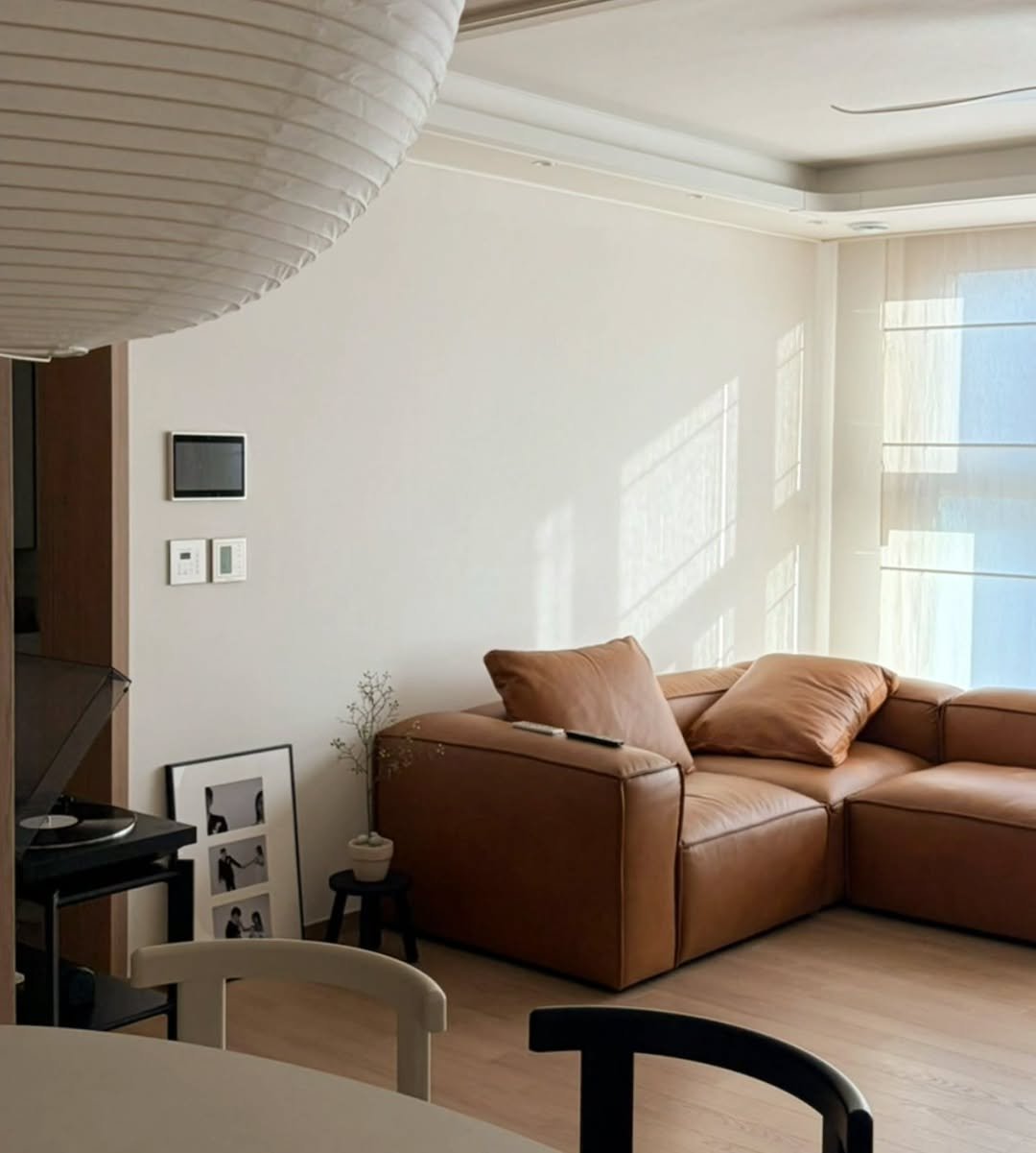 Photo by kikodesign on February 17, 2026. May be an image of sofa, curtains, chaise lounge, armchair, living room, indoors and text.