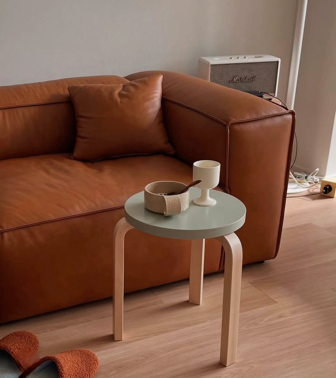 Photo by kikodesign on August 05, 2025. May be an image of armchair, chaise lounge, living room and text.