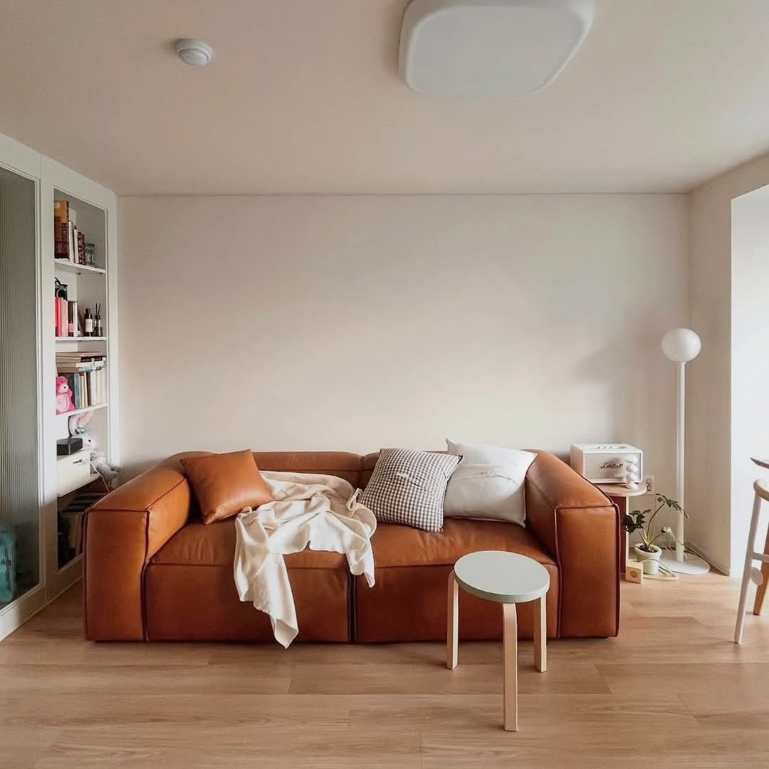 Photo by kikodesign on November 14, 2025. May be an image of sofa, futon, chaise lounge, living room, indoors and text.