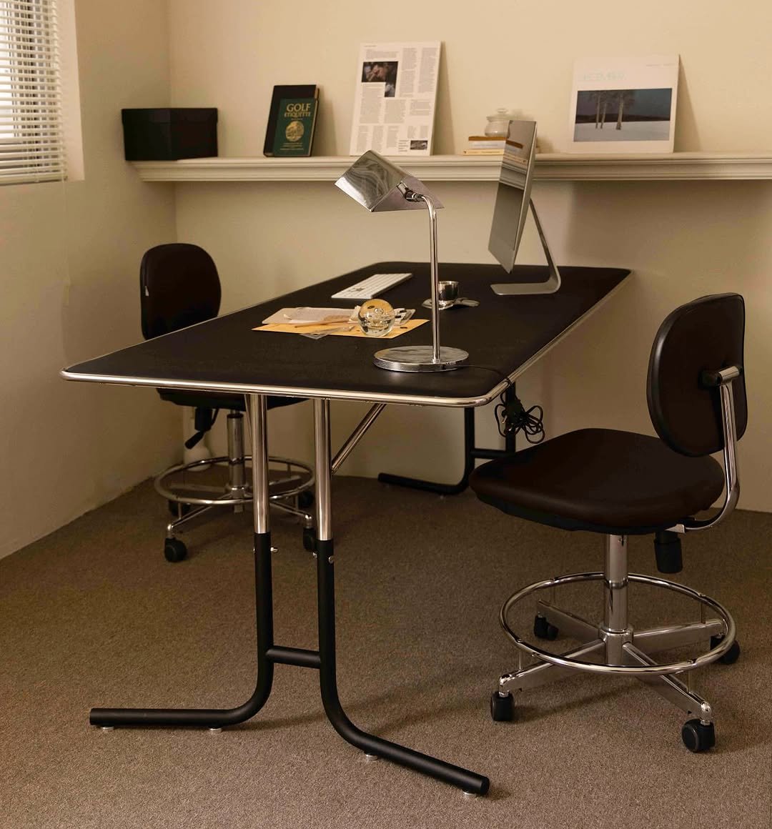 Photo by kikodesign on September 07, 2025. May be an image of chair, bureau, desk, office and text.