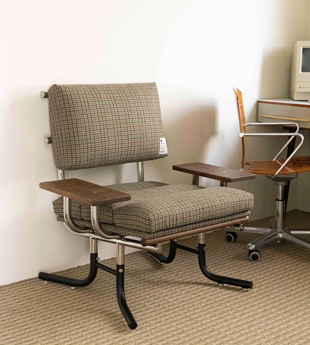 Photo by kikodesign on September 27, 2025. May be an image of footstool, deck chair, armchair, chaise lounge, ottoman, chair, office and text.