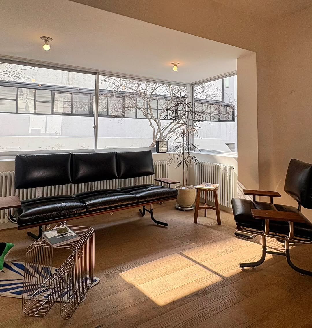 Photo by kikodesign on March 07, 2026. May be an image of sofa, chaise lounge, living room, indoors, office and text.