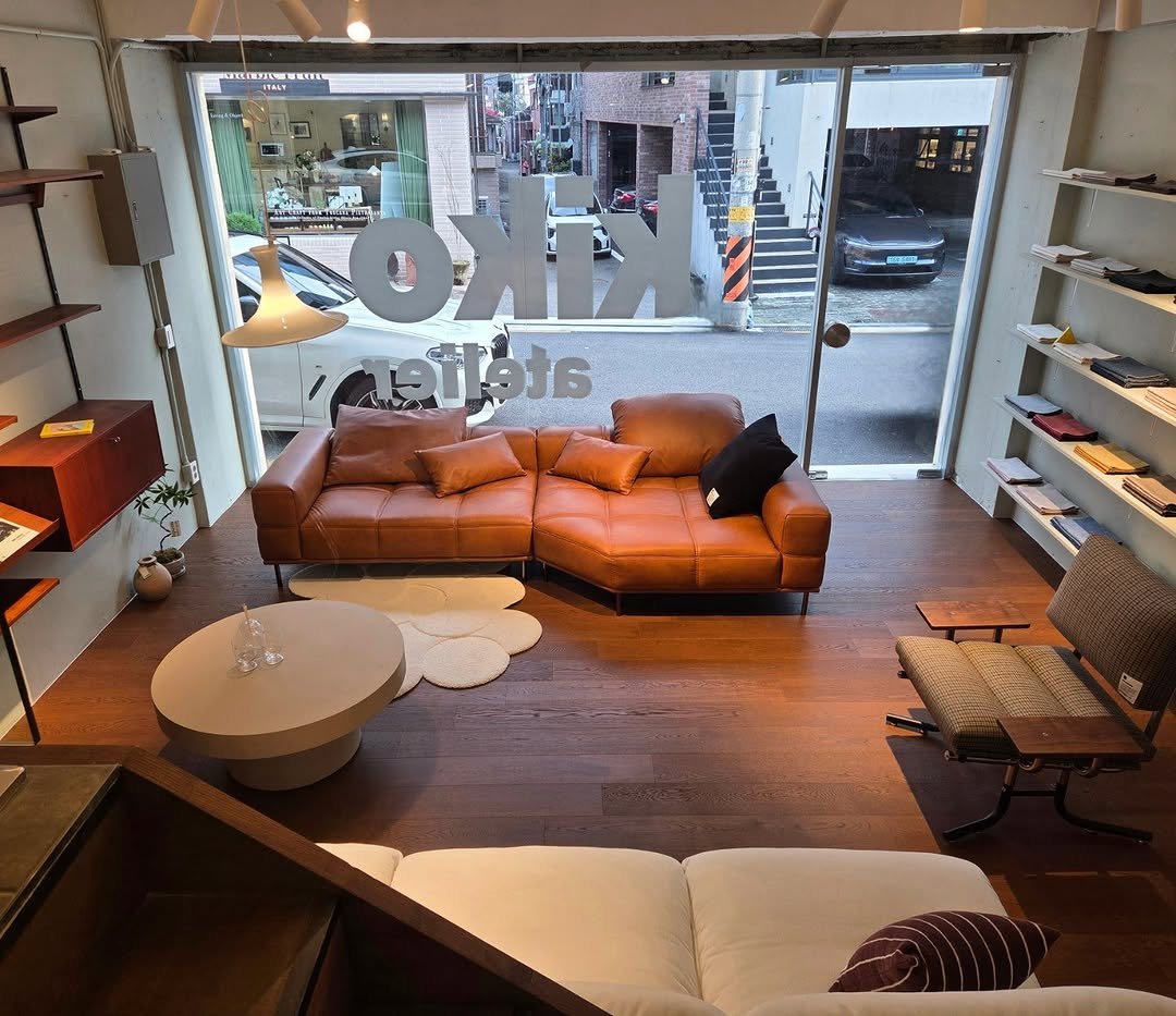 Photo by kikodesign on October 24, 2025. May be an image of display case, sofa, chaise lounge, indoors, living room and text.