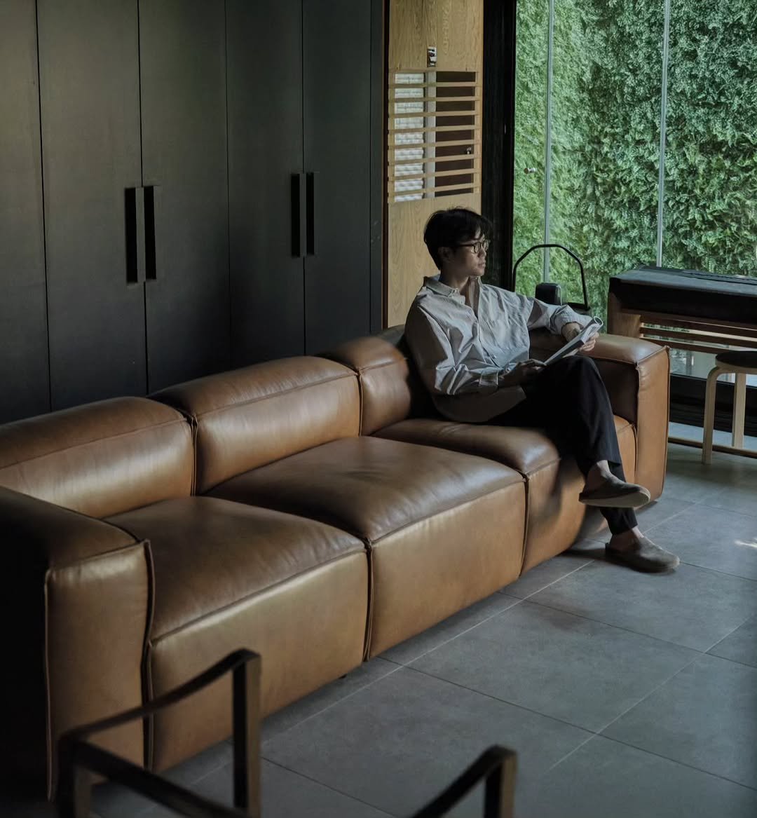 Photo by kikodesign on December 18, 2025. May be an image of sofa, armchair, chaise lounge, futon and text.