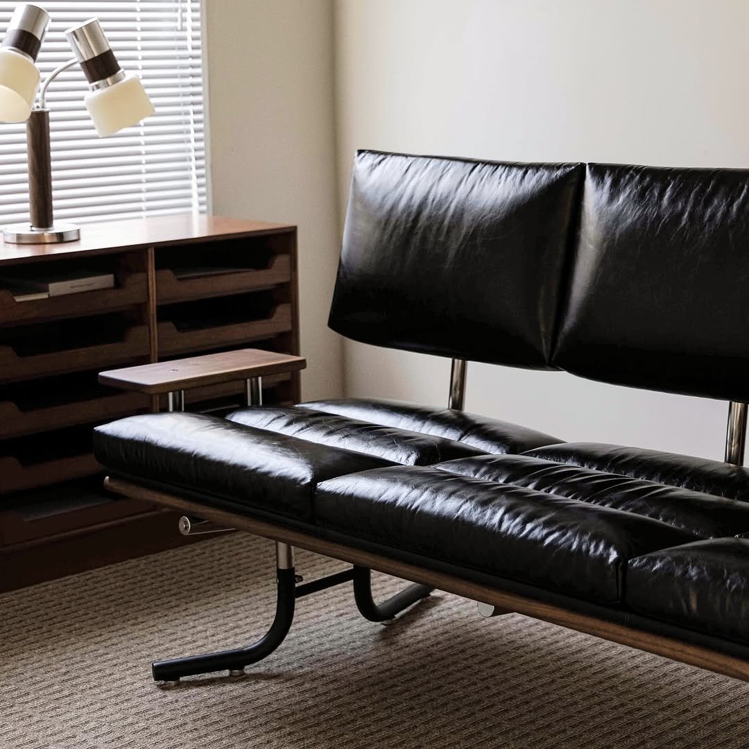 Photo by kikodesign on September 14, 2025. May be an image of leather, futon, sofa, ottoman, chaise lounge, living room and text.
