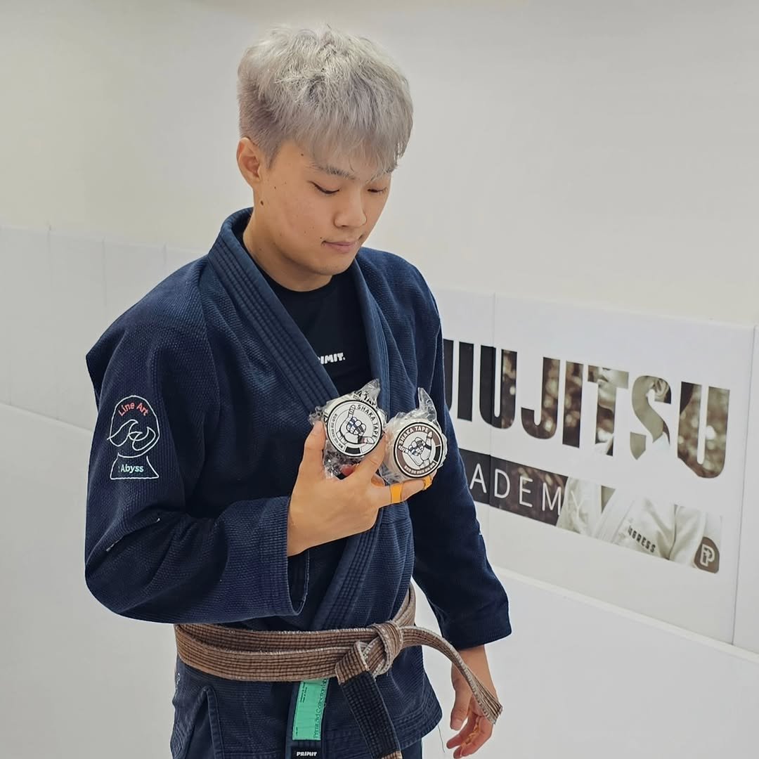 Photo shared by 김태섭 "🇰🇷Korean SpiderMan🕷" on August 12, 2025 tagging @shakacrew.kr. May be an image of 1 person, performing martial arts, belt and text.