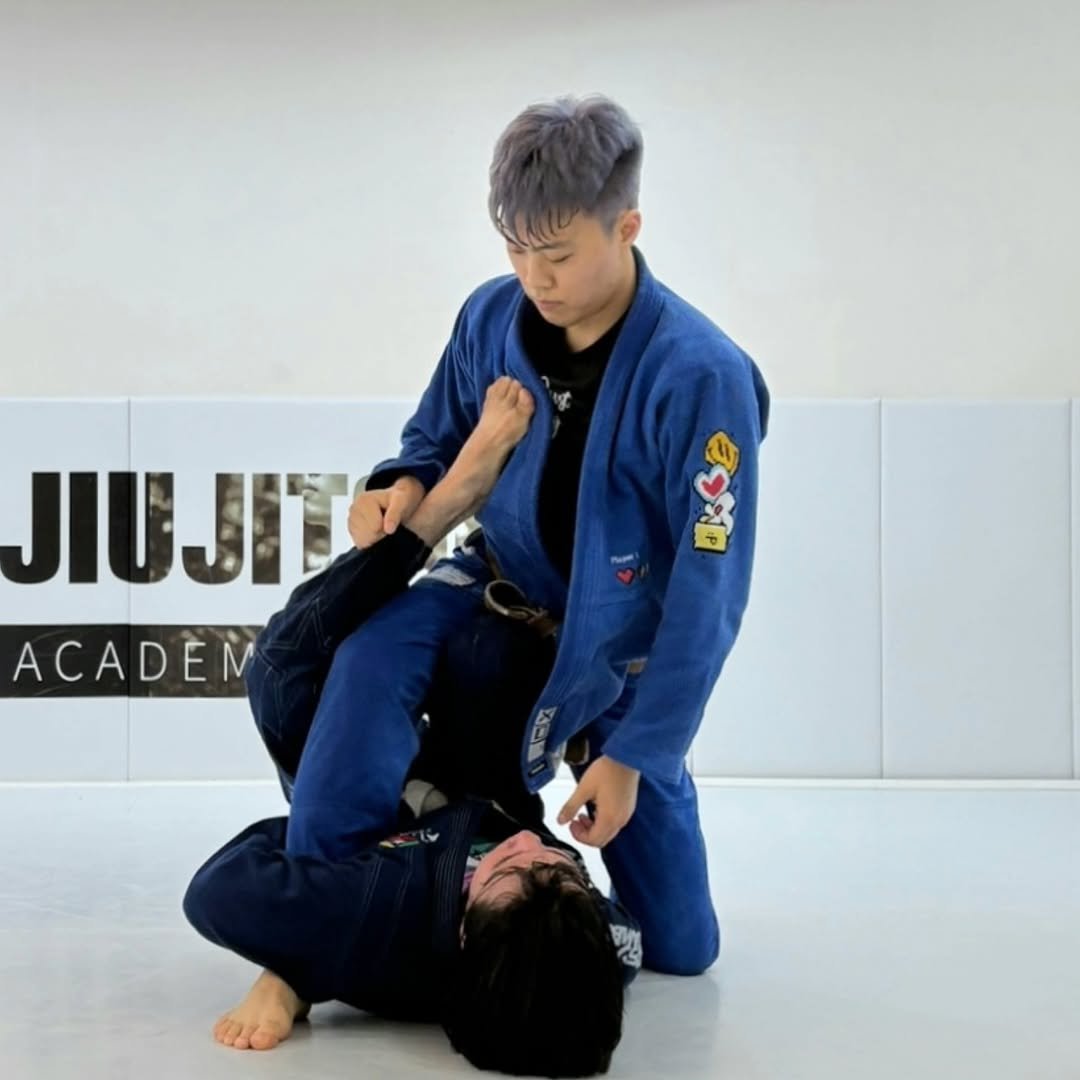 Photo by 김태섭 "🇰🇷Korean SpiderMan🕷" on August 13, 2025. May be an image of 1 person, performing martial arts, mat, belt and text that says 'JUJIA Sas JIUJIT ACADEM 盟'.