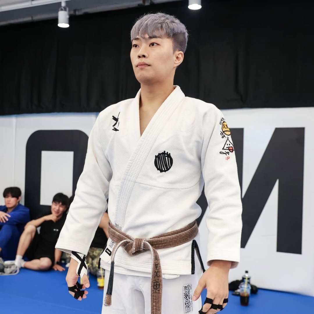 Photo shared by 김태섭 "🇰🇷Korean SpiderMan🕷" on August 14, 2025 tagging @final_flash_photojournalist, @b.unt__y, and @primit.co.kr. May be an image of 3 people, people performing martial arts, belt and text.