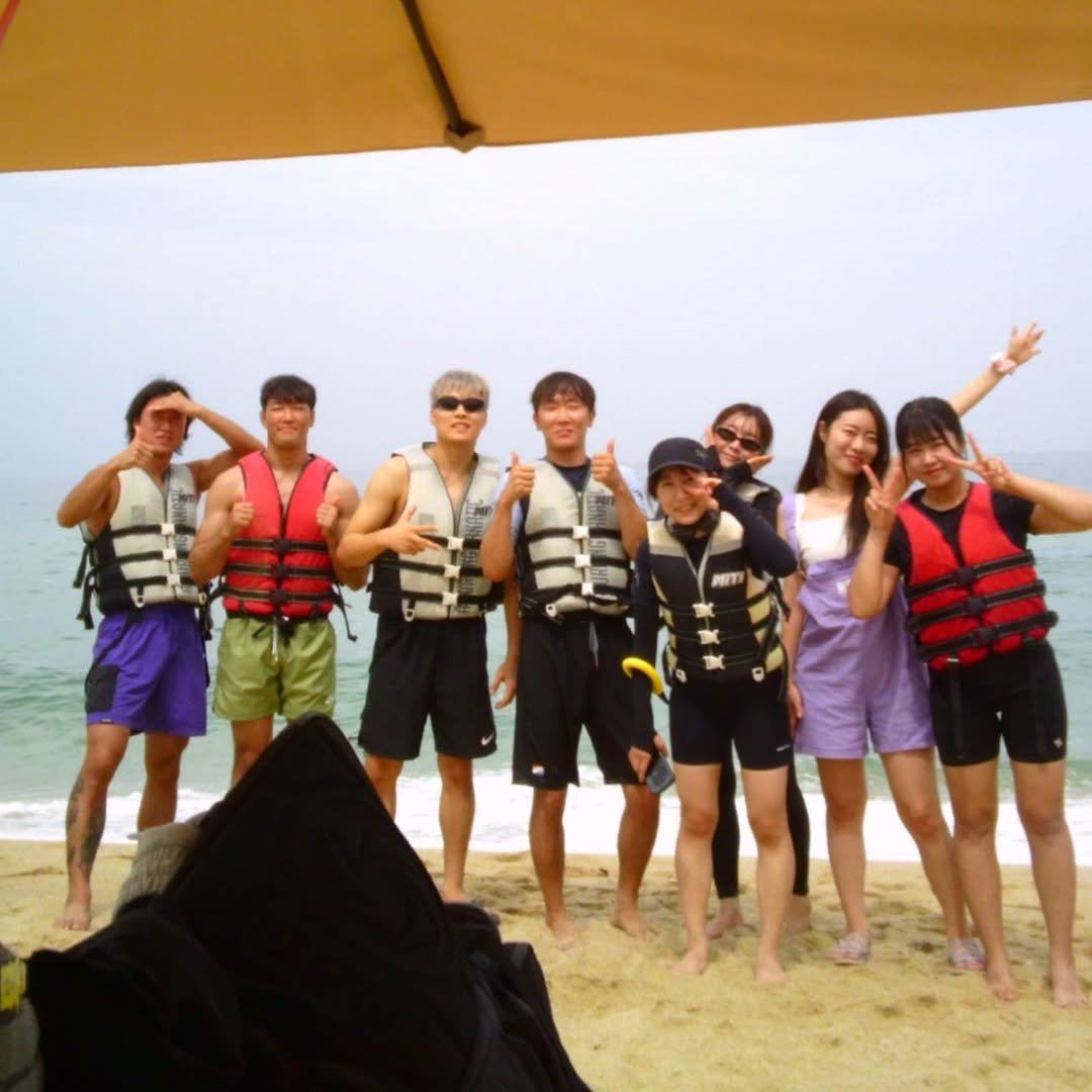 Photo by 김태섭 "🇰🇷Korean SpiderMan🕷" on August 10, 2025. May be an image of 7 people, beach and text.