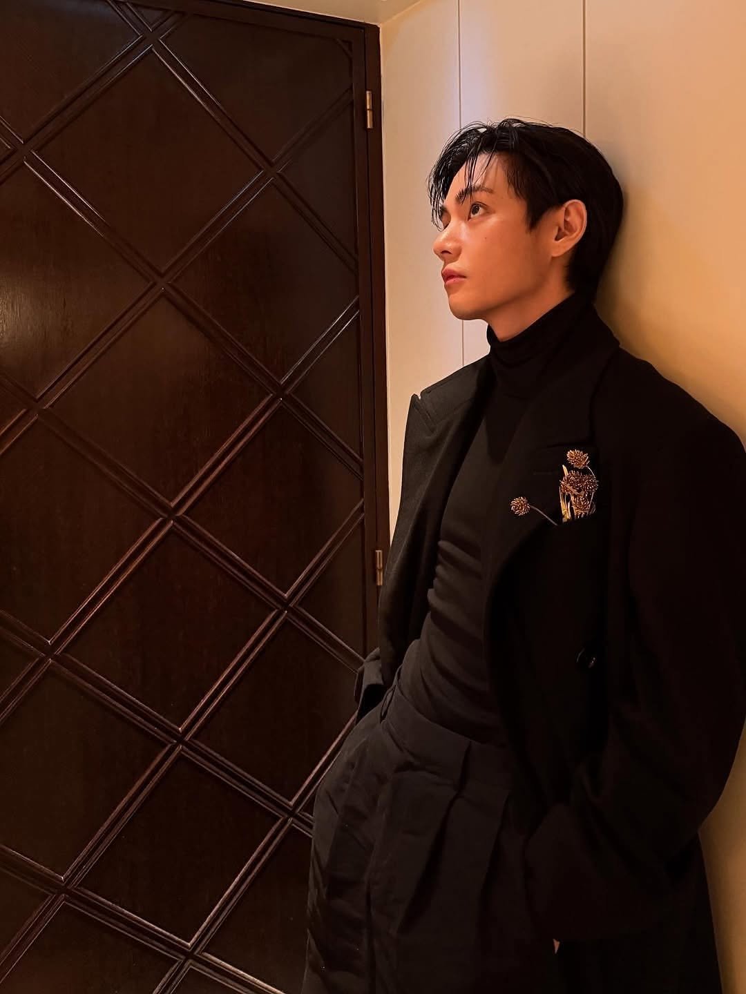 Photo by V on November 13, 2025. May be an image of overcoat, duffle coat, turtleneck, dinner jacket, blazer, bolo tie, suit and text.