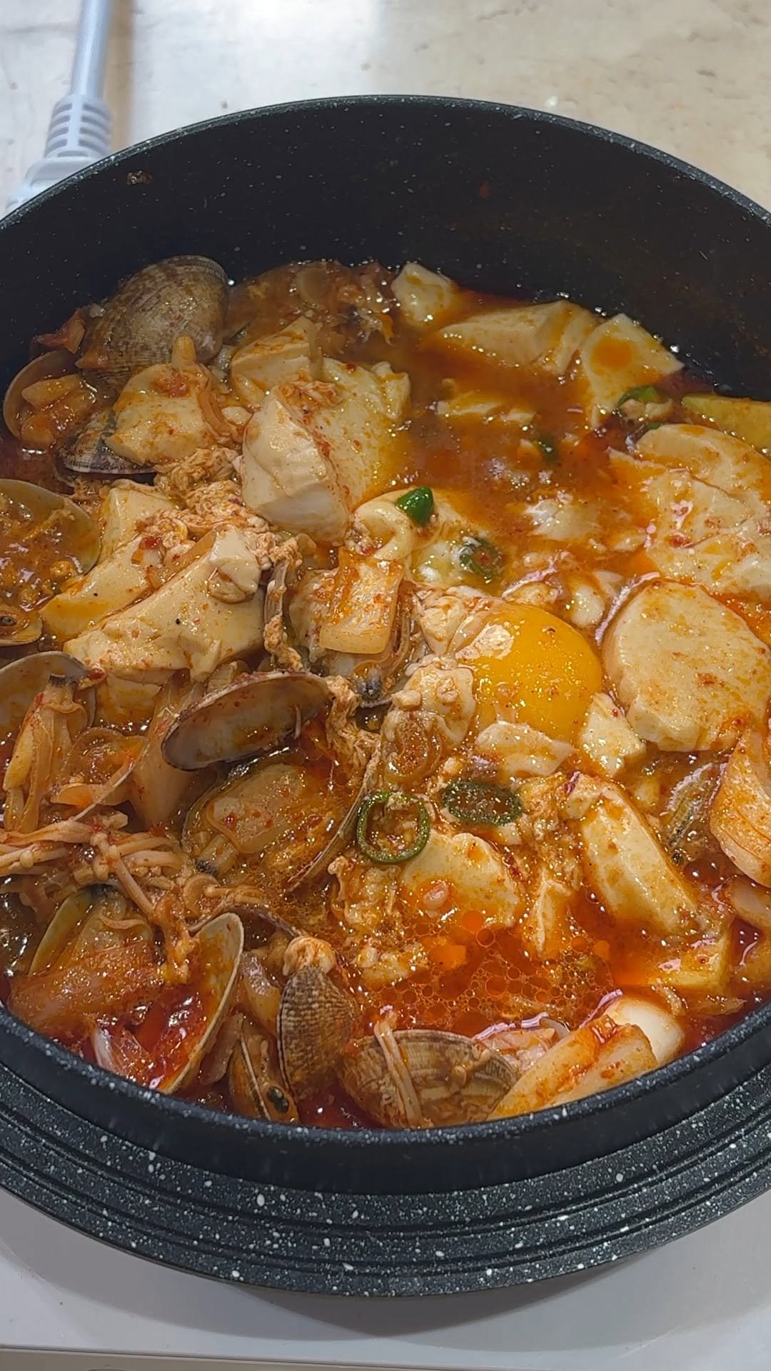 kim_seoul_638 게시물 이미지: 우리가 끓인 순두부찌개가 싱거운 이유

식용유 3스푼에 대파 향 빼고

고춧가루...