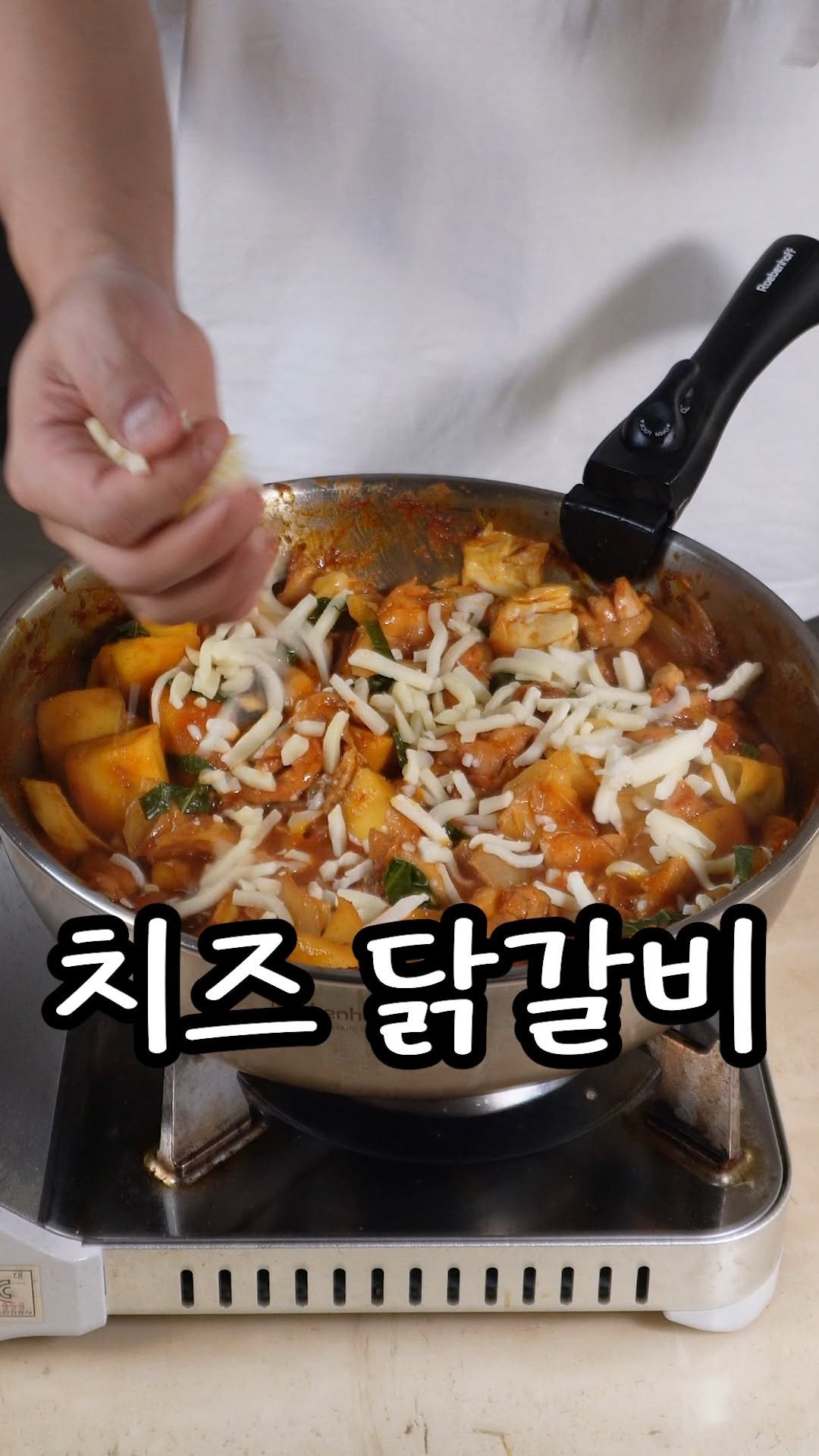 kim_seoul_638 게시물 이미지: 치즈 닭갈비

일단 양념장은

고춧가루 2스푼, 청양 고춧가루 1스푼, 설탕...
