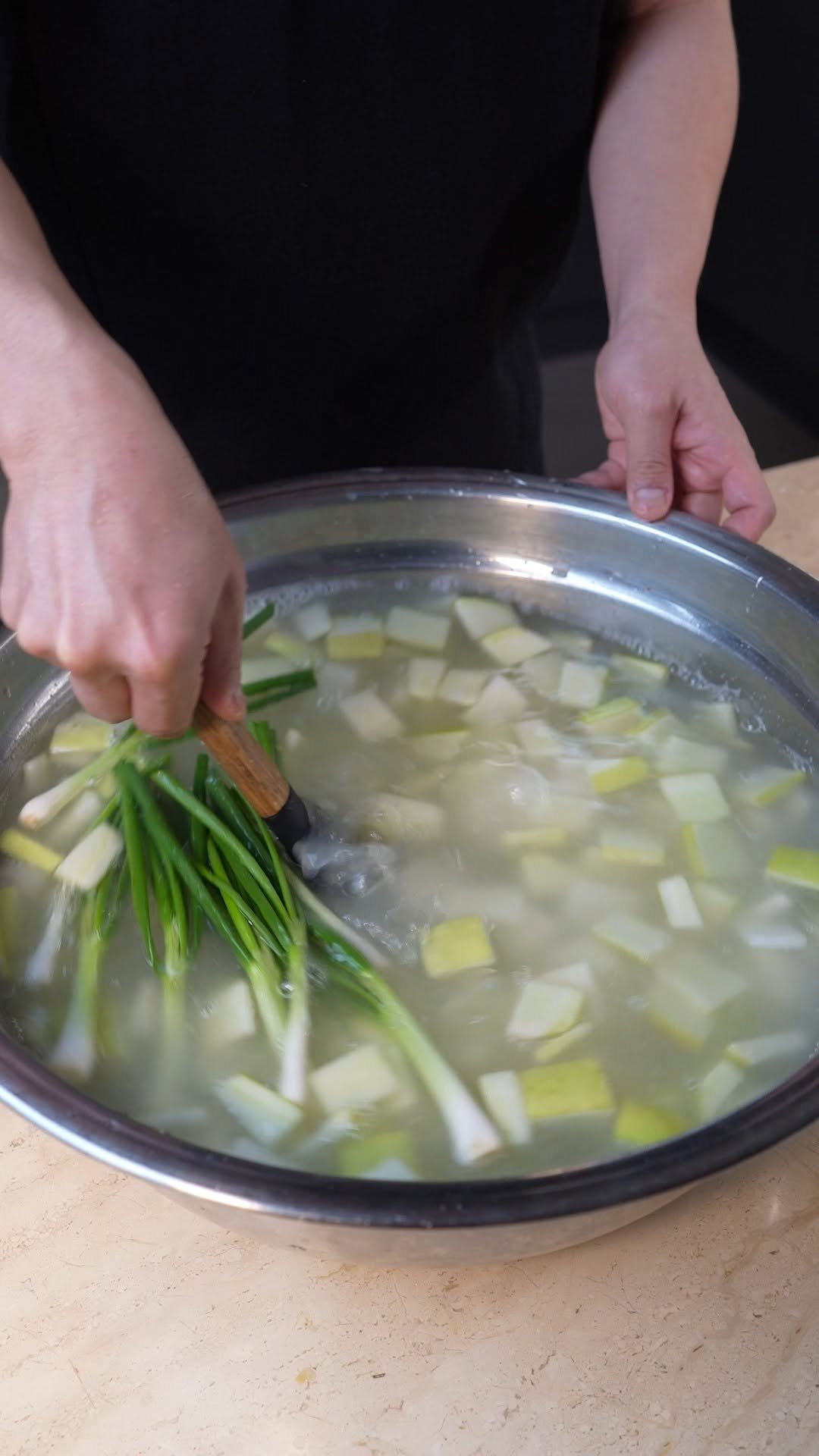 kim_seoul_638 게시물 이미지: 이거는 제가 매년 초겨울에 꼭 해놓는거에요

겨울 동치미 전에 

무 1개로...