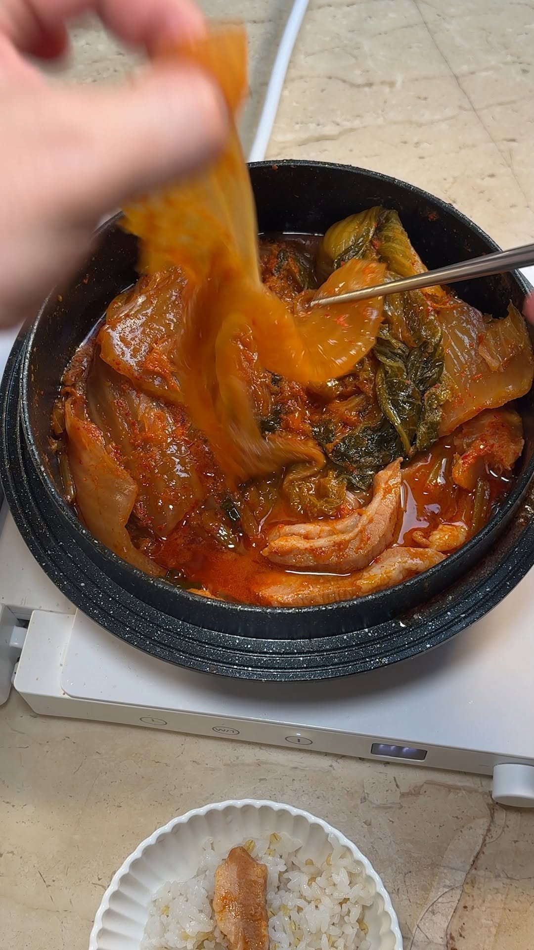 kim_seoul_638 게시물 이미지: 항정살 들기름김치찜

1. 냄비에 양파 1/2개, 묵은지 반 포기 넣어주기
2....