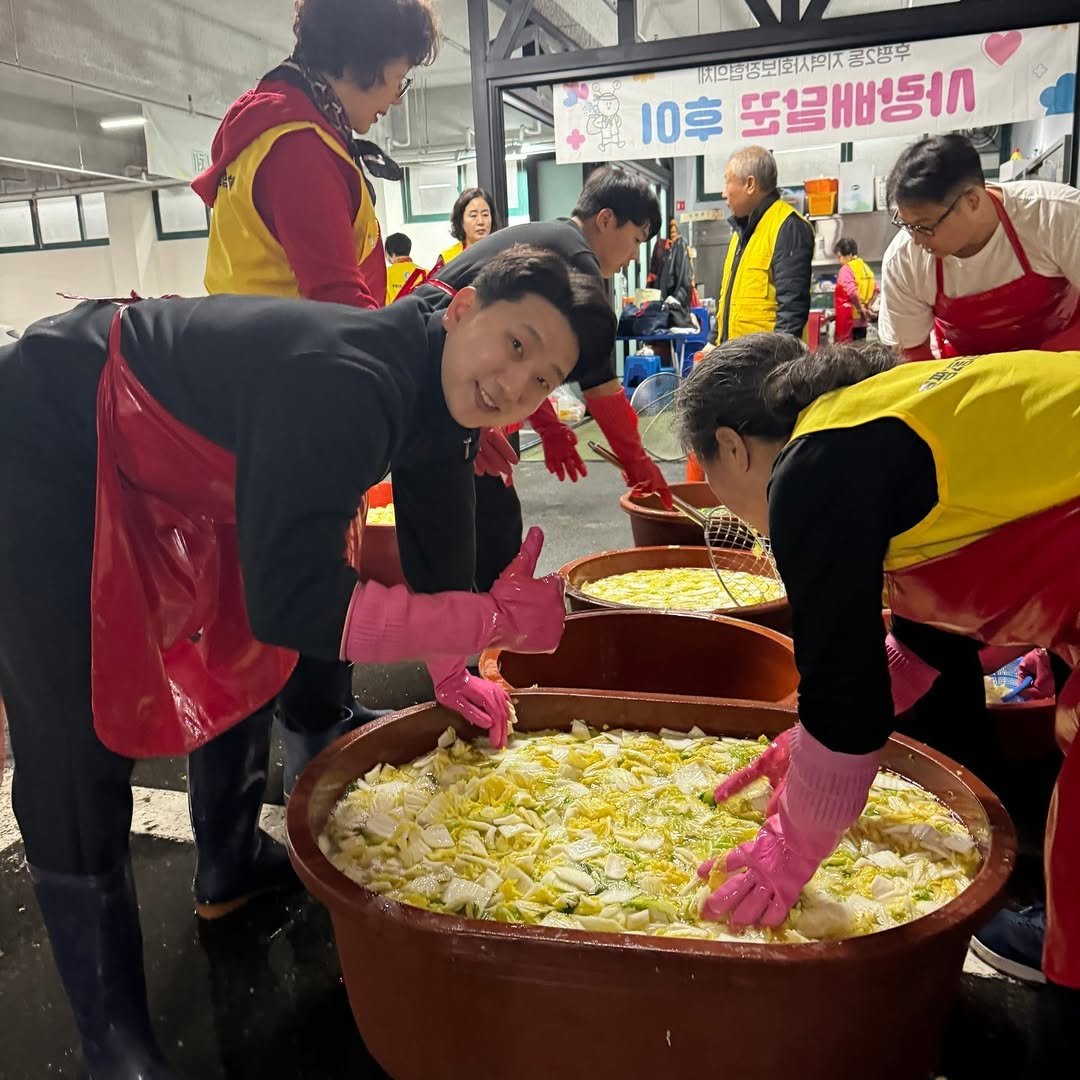 Photo by 김양욱 on March 31, 2026. May be an image of one or more people, popcorn and text.