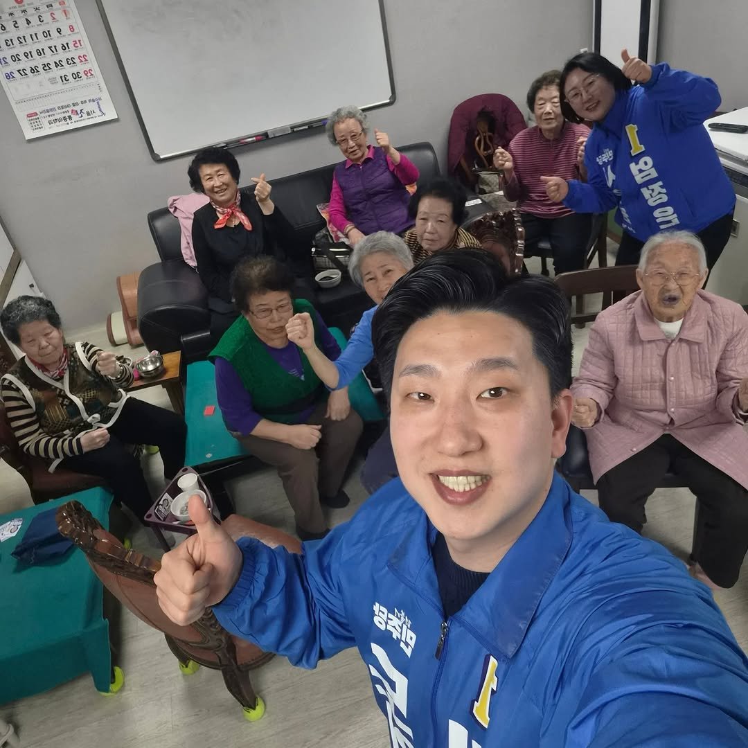 Photo by 김양욱 on March 30, 2026. May be a selfie of one or more people, people studying, eyeglasses, office and text.