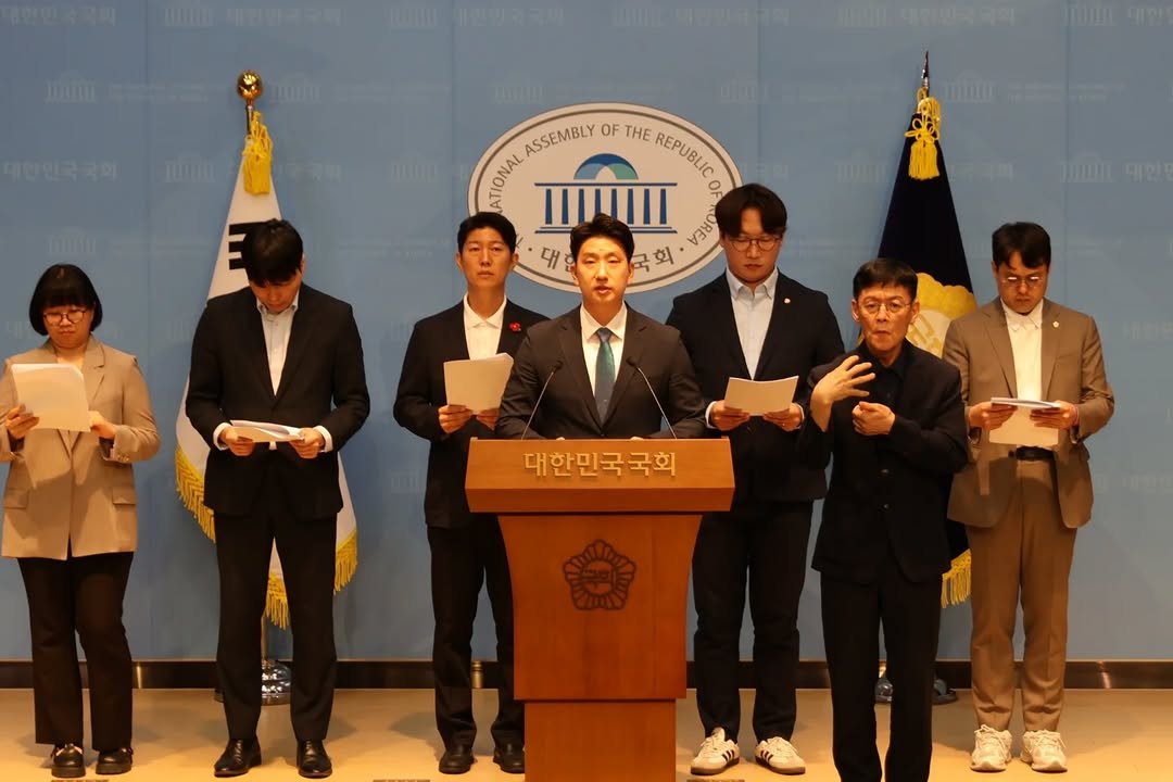 kim_yangwoog 게시물 이미지: "가장 오래 투표할 세대가 묻습니다."

​오늘 국회 소통관에서 열린 더불어민주당...
