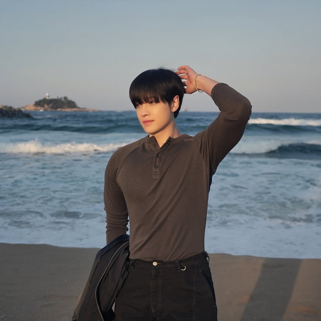 Photo by 김창민 (94.06.08) on March 09, 2026. May be an image of one or more people, hair, top, turtleneck, beach, ocean and text.