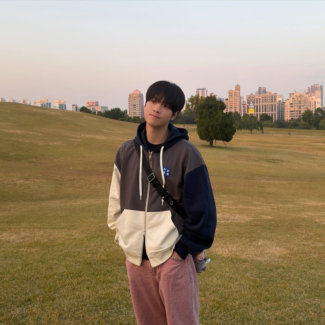 Photo by 김창민 (94.06.08) on October 30, 2025. May be an image of meadowlark, duffle coat, parka, sweatpants, grass, park and text.