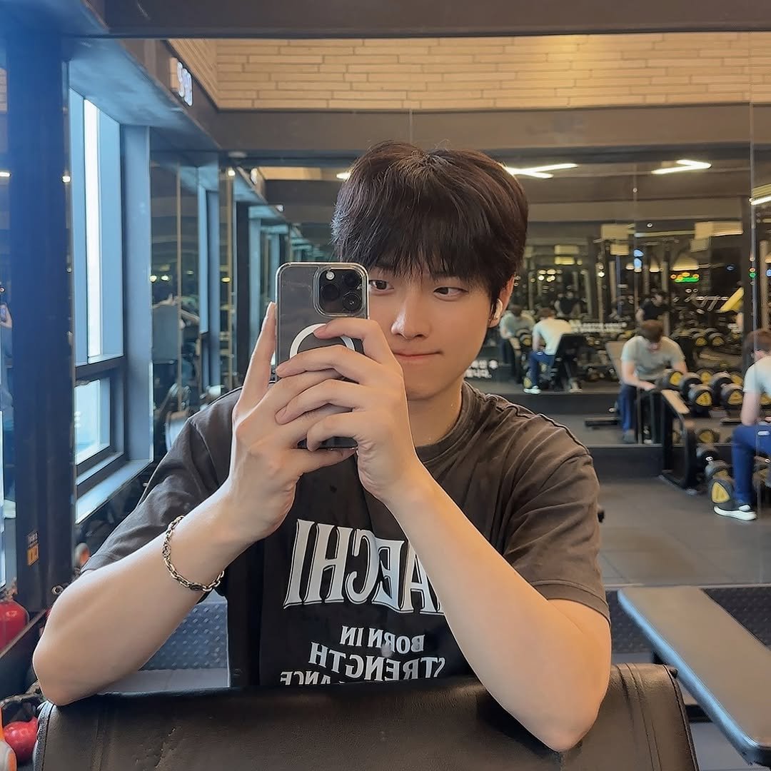 Photo shared by 김창민 (94.06.08) on June 25, 2025 tagging @haechi__official. May be an image of 3 people, biceps, hair, mirror and text.