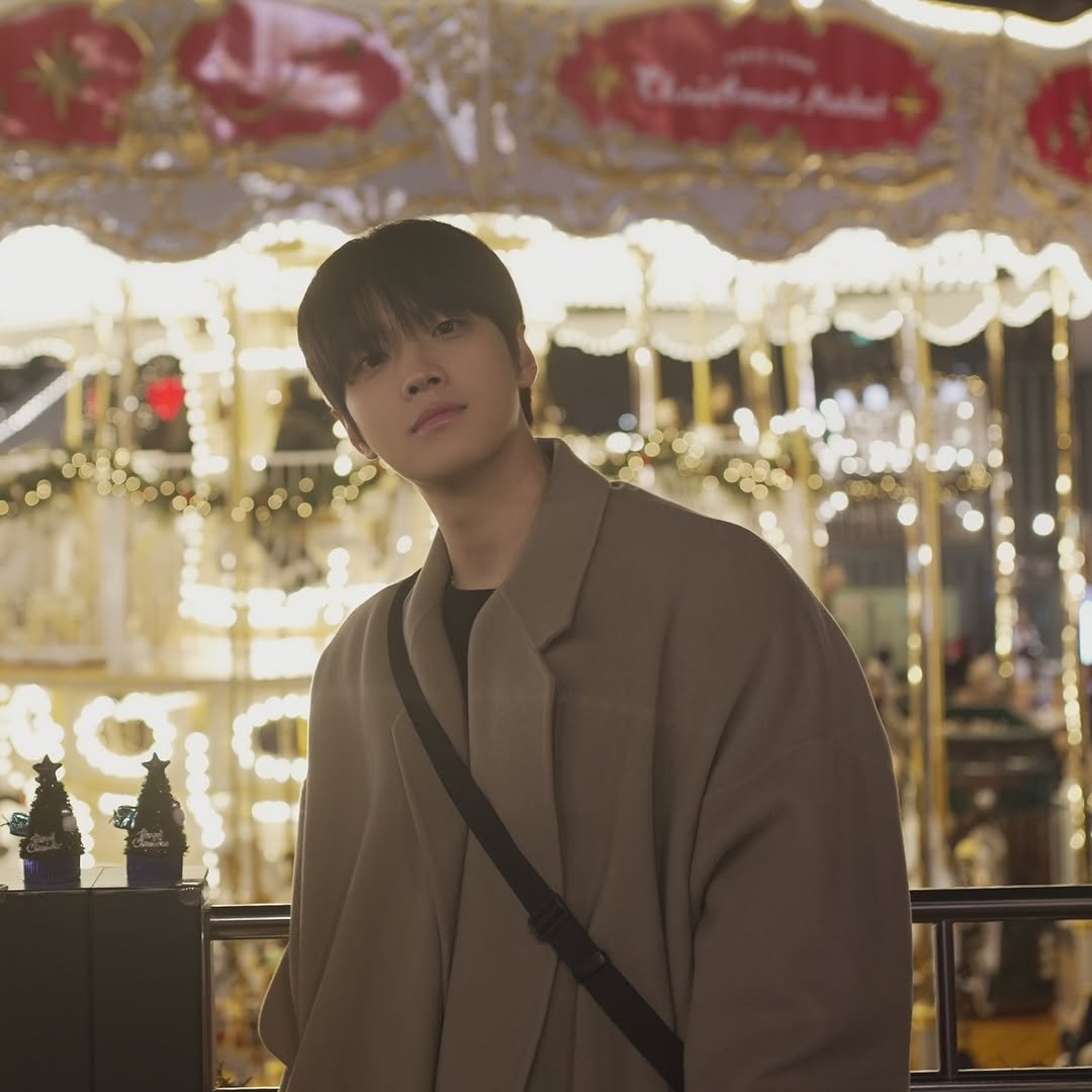 Photo by 김창민 (94.06.08) on December 16, 2025. May be an image of duffle coat, carousel and text.