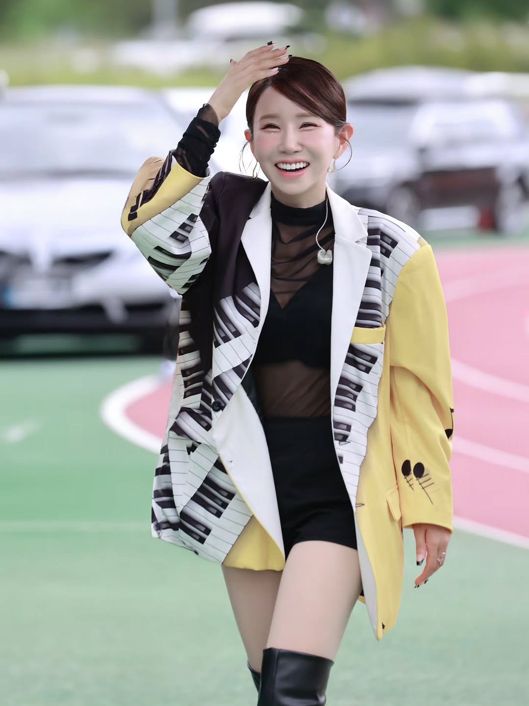 Photo by 김다나 in KBS 한국방송 with @kimdana1104, and @kimdana_official. May be an image of one or more people, hair, top and text.