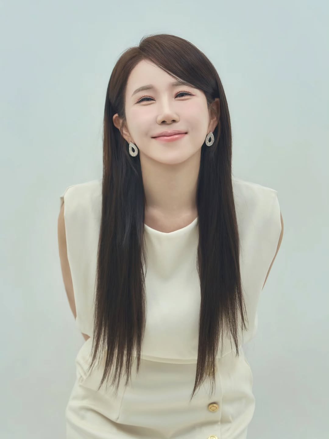 Photo shared by 김다나 on May 15, 2026 tagging @kimdana1104, and @kimdana_official. 사람 1명 이상, 앞머리, 땋은 머리, 텍스트의 이미지일 수 있음.