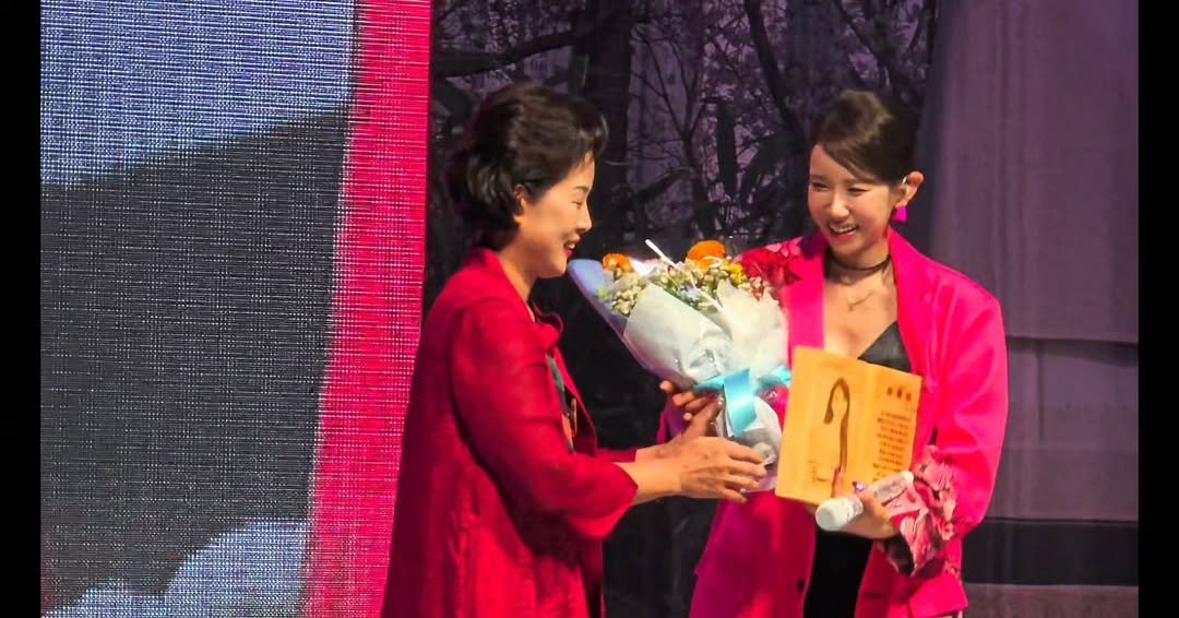 Photo shared by 김다나 on September 07, 2025 tagging @kimdana1104, and @kimdana_official. May be an image of 2 people.