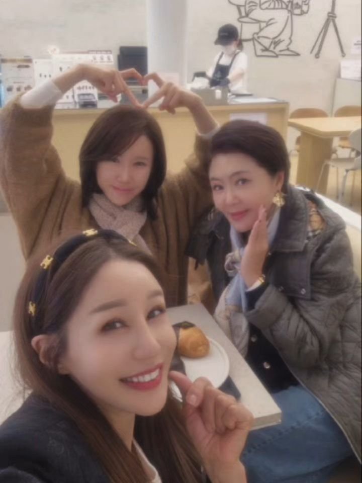 kimdana1104 게시물 이미지: 언니들의 사랑을 듬뿍 받은날🫶
냠냠~ 맛있고 행복한 하루!
감사합니다아아아🤎