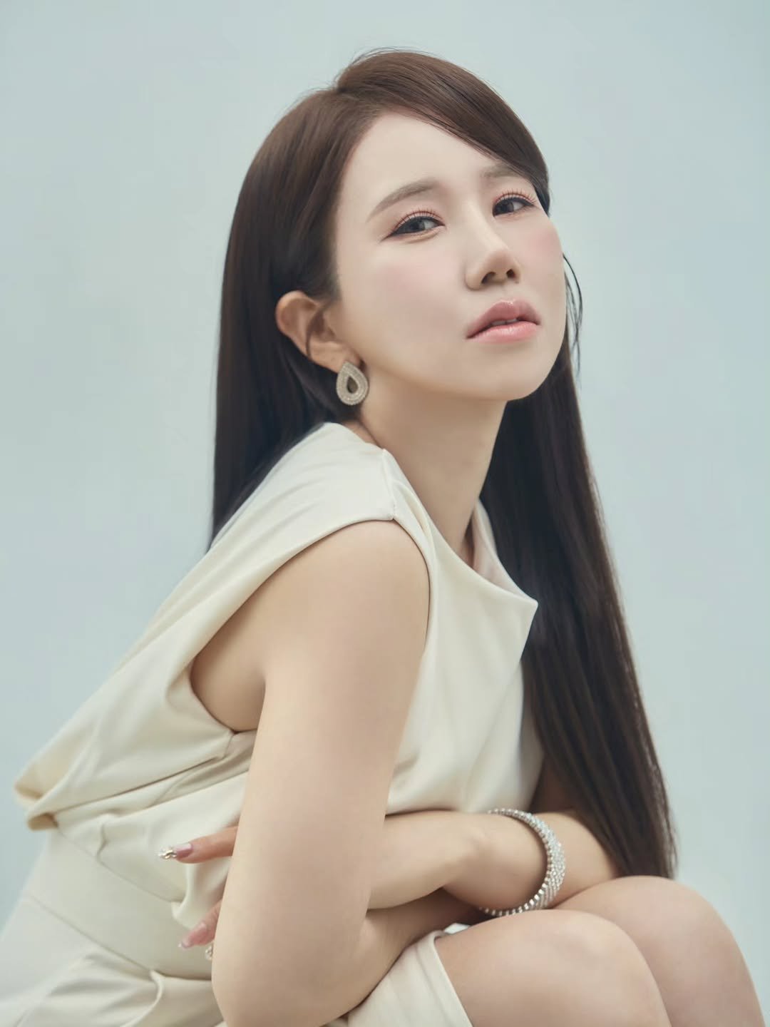 Photo by 김다나 on May 15, 2026. 사람 1명 이상, 땋은 머리, 상의, 텍스트의 이미지일 수 있음.